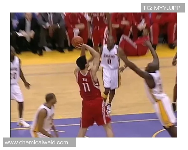 罗斯在关键时刻绝杀姚明引发全场沸腾的经典瞬间回顾